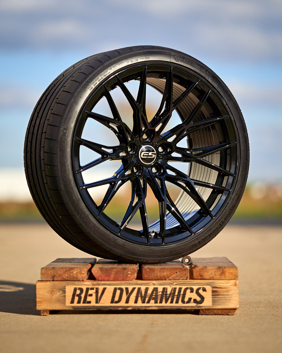 E5 Sebring Gloss Black Corvette C8 Wheel with Continental 325-25-21 tire