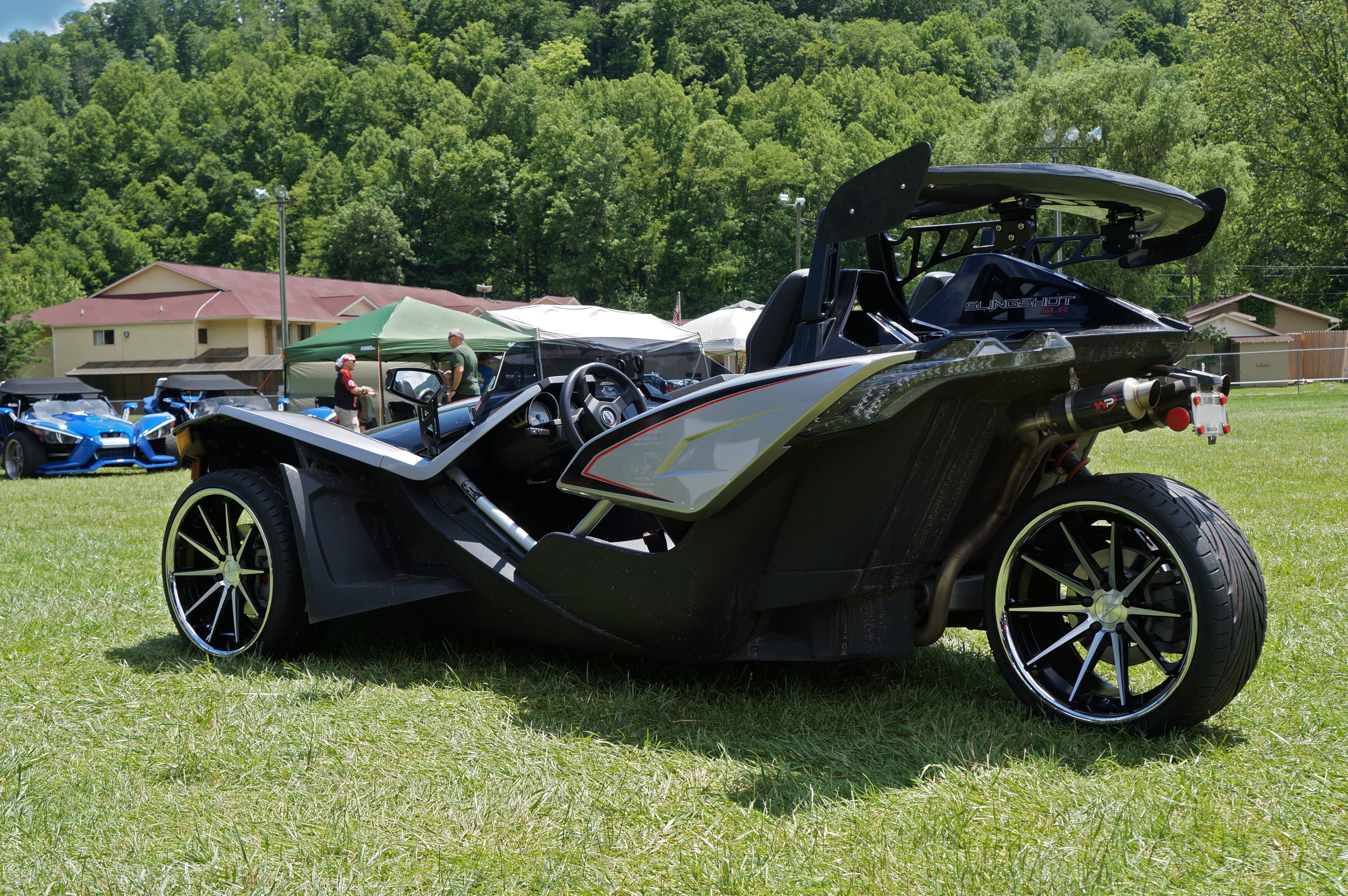 Slingshot with Ferrada FR4 20" Black and Chrome Rims Wheels