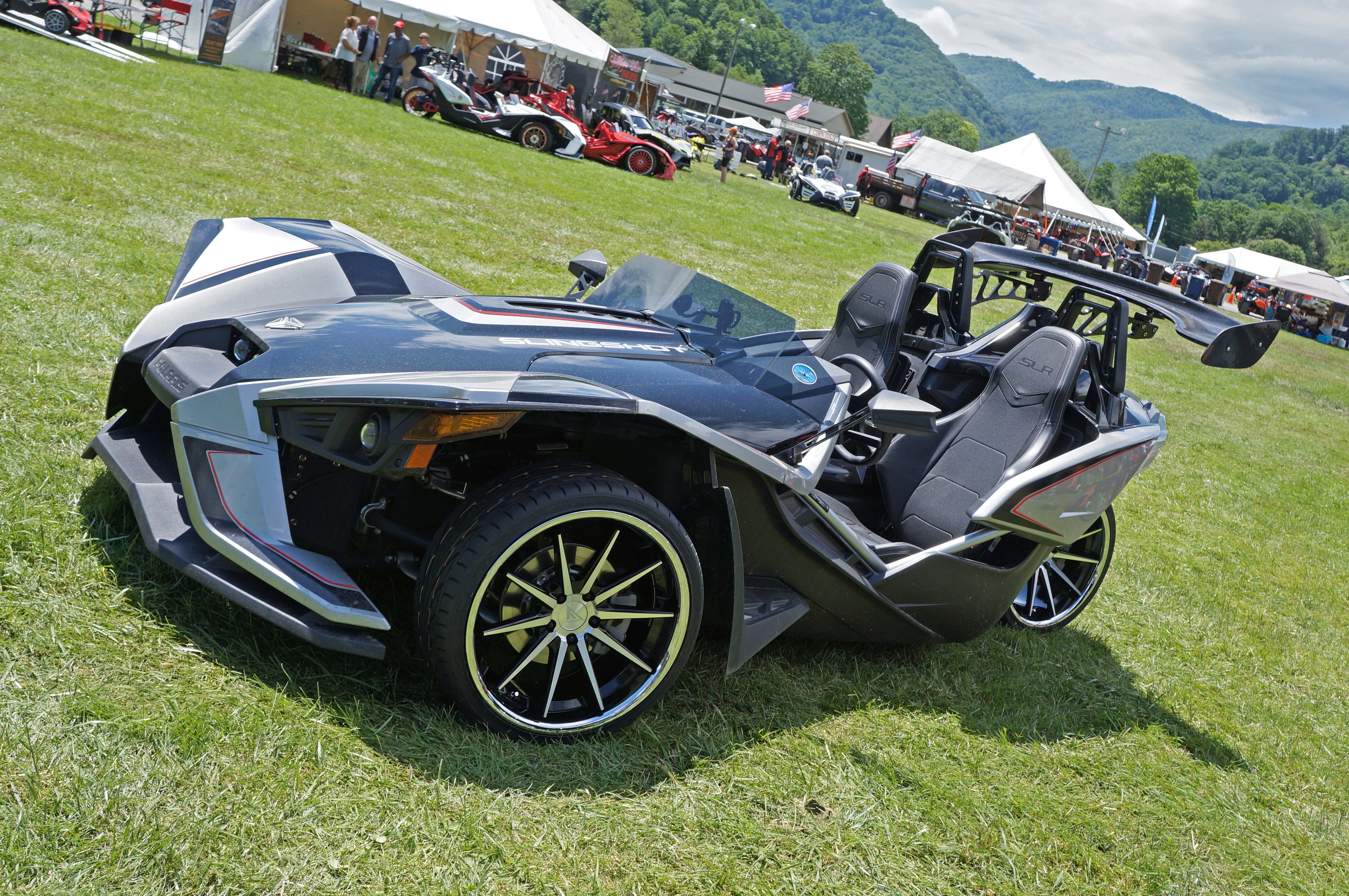 Slingshot with Ferrada FR4 20" Black and Chrome Rims Wheels